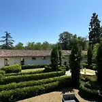 La Metairie & Piscine 호텔 2*
