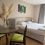 La Metairie & Piscine 호텔 2*