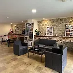 La Metairie & Piscine 호텔