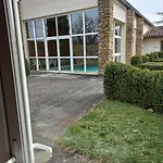La Metairie & Piscine 호텔 2*