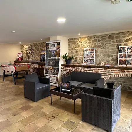 La Metairie & Piscine Hotel